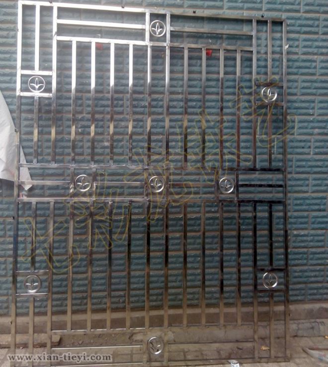 生产完工待安装不锈钢护窗
