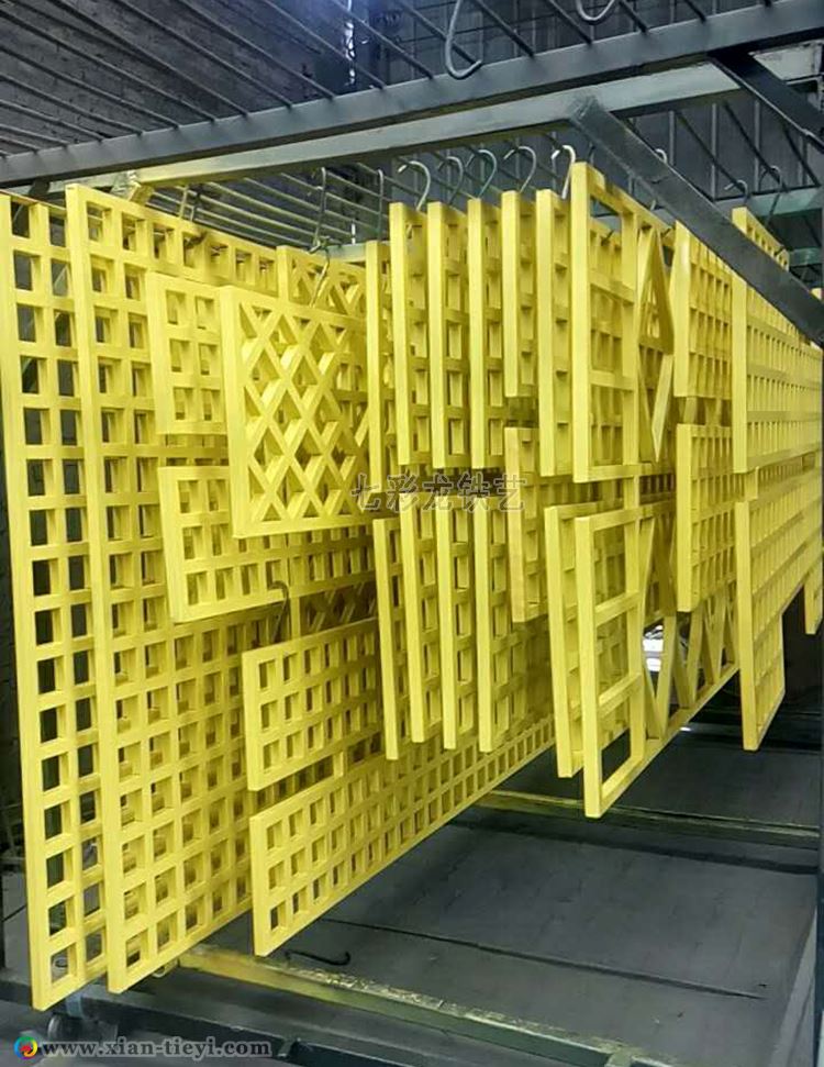 铁艺古窗花格喷塑作业