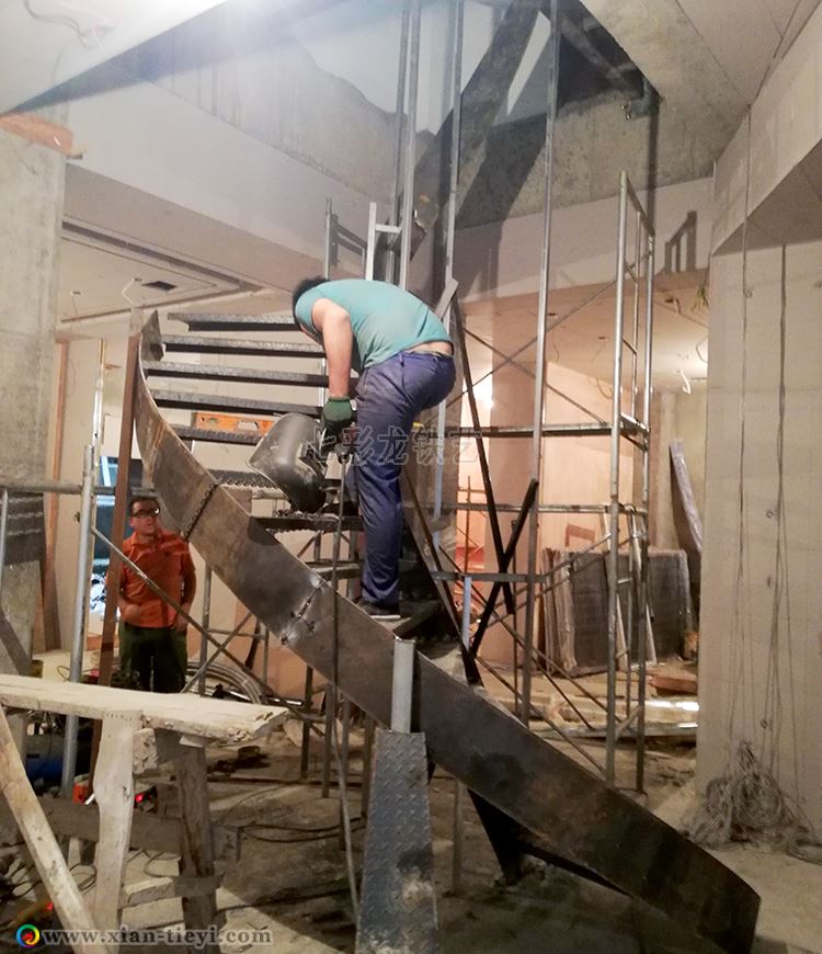 螺旋形钢结构楼梯现场施工_安康项目
