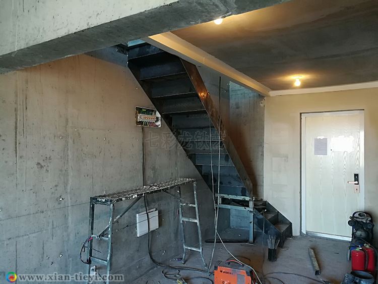 钢构板式直梯施工中-西安乔布斯公馆