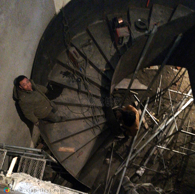 兰州板式钢结构旋转楼梯施工中