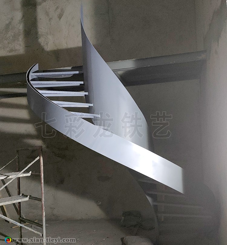 西安市灞桥区龙湖香醍玻璃扶手钢结构板式螺旋梯
