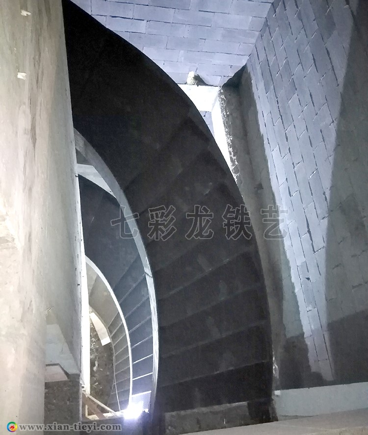 泰兴市洗浴会所板式弧形楼梯_电梯井右侧