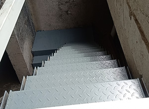 紫汀苑玻璃卡槽钢构楼梯