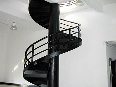 家里做一套旋转楼梯大概多少钱？