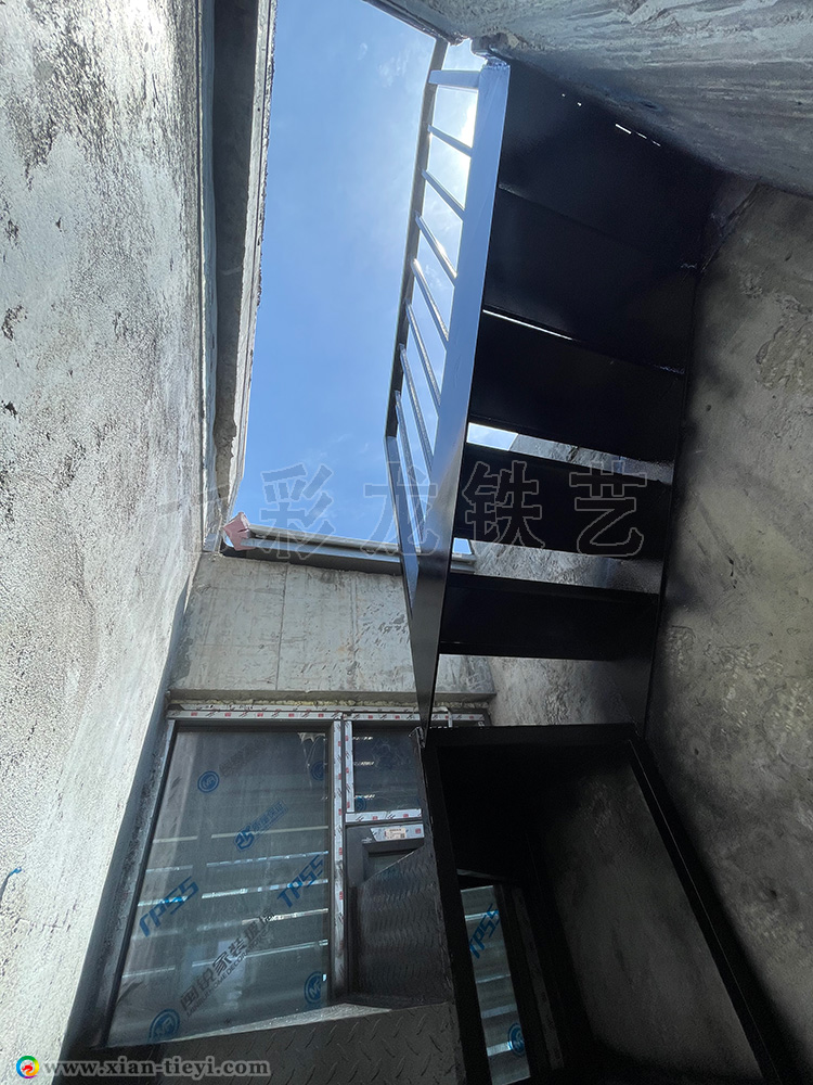 揽月府小空间钢楼梯_4